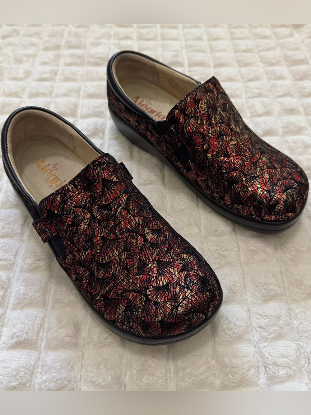 Alegria 39 US 9 Kara Comfort Shoes in Drama Red Black Gold